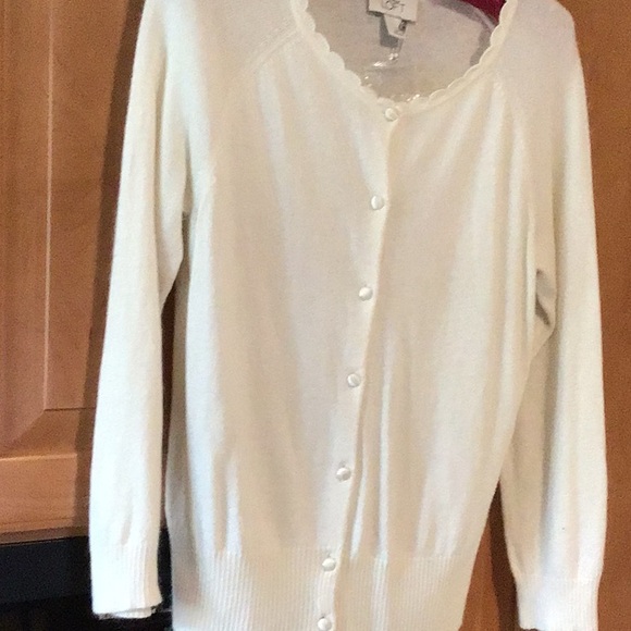 Elegant White cardigan Sweater - Picture 7 of 7